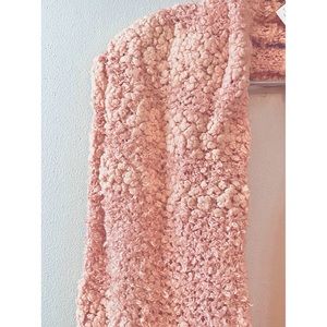 URBAN OUTFITTERS - WARM & COZY PINK SCARF IN BRUSHED BOUCLE YARNS **NEW!**🧣💞🥰